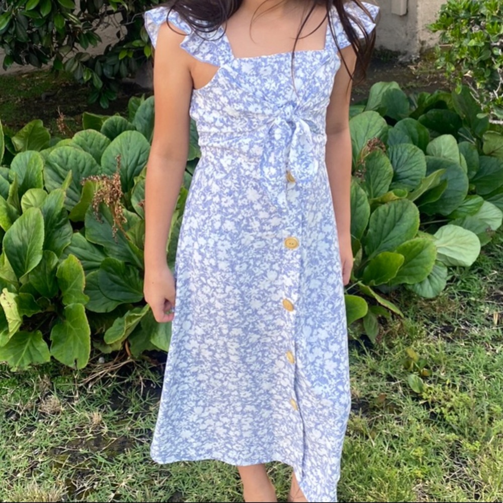 Girls blue/white floral sun dress.size 7. Used